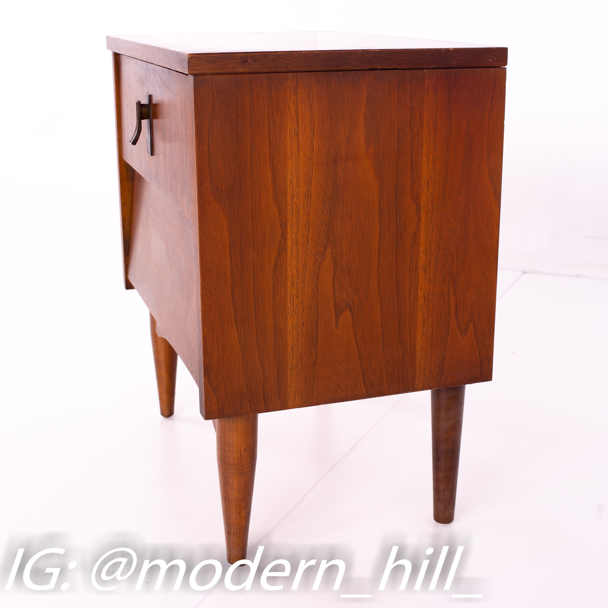 Harmony House Mid Century Walnut 2 Drawer Nightstand Side End Table