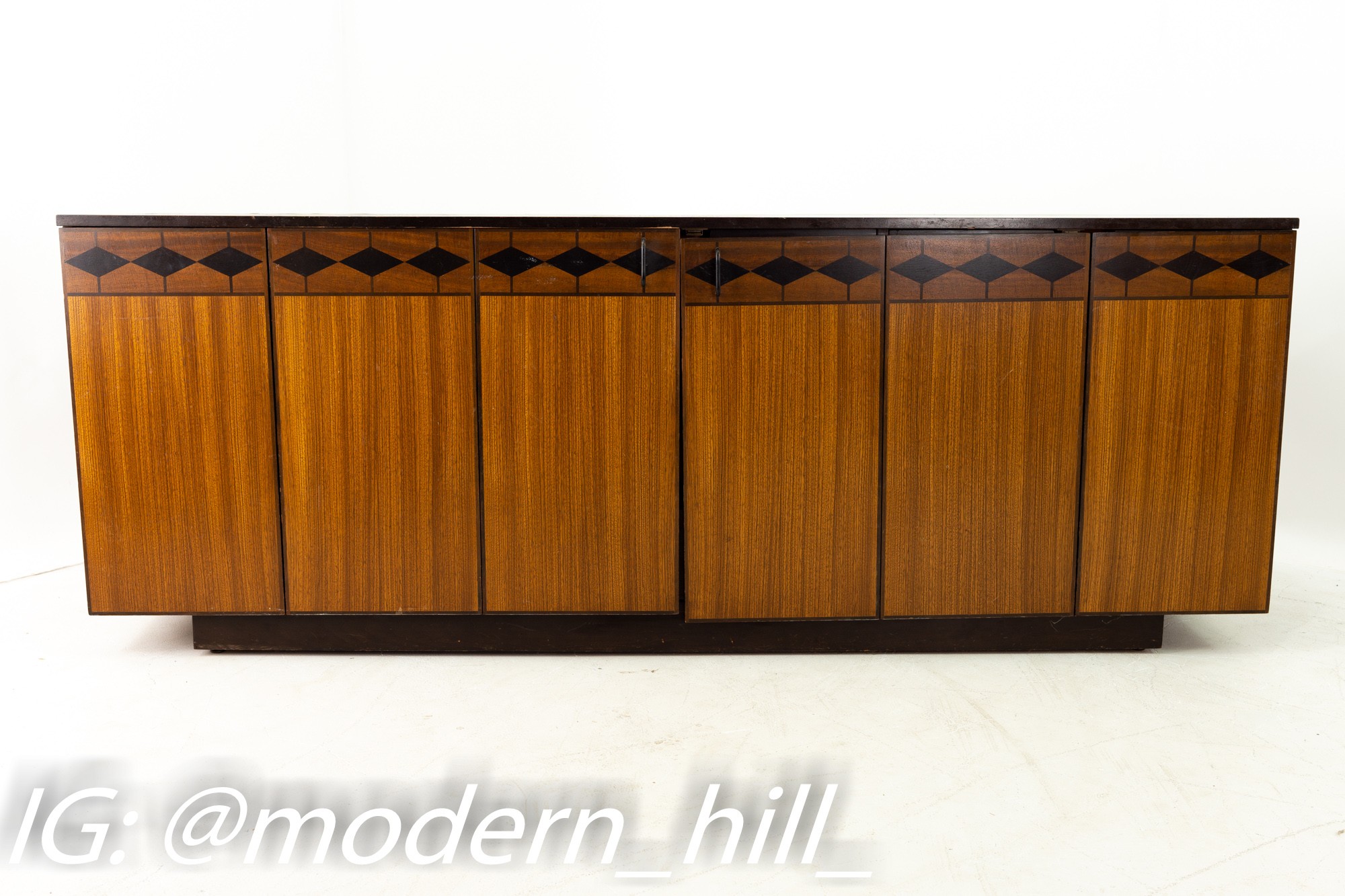 Johnson Furniture Directional Mid Century Multiwood 9 Drawer Lowboy Dresser