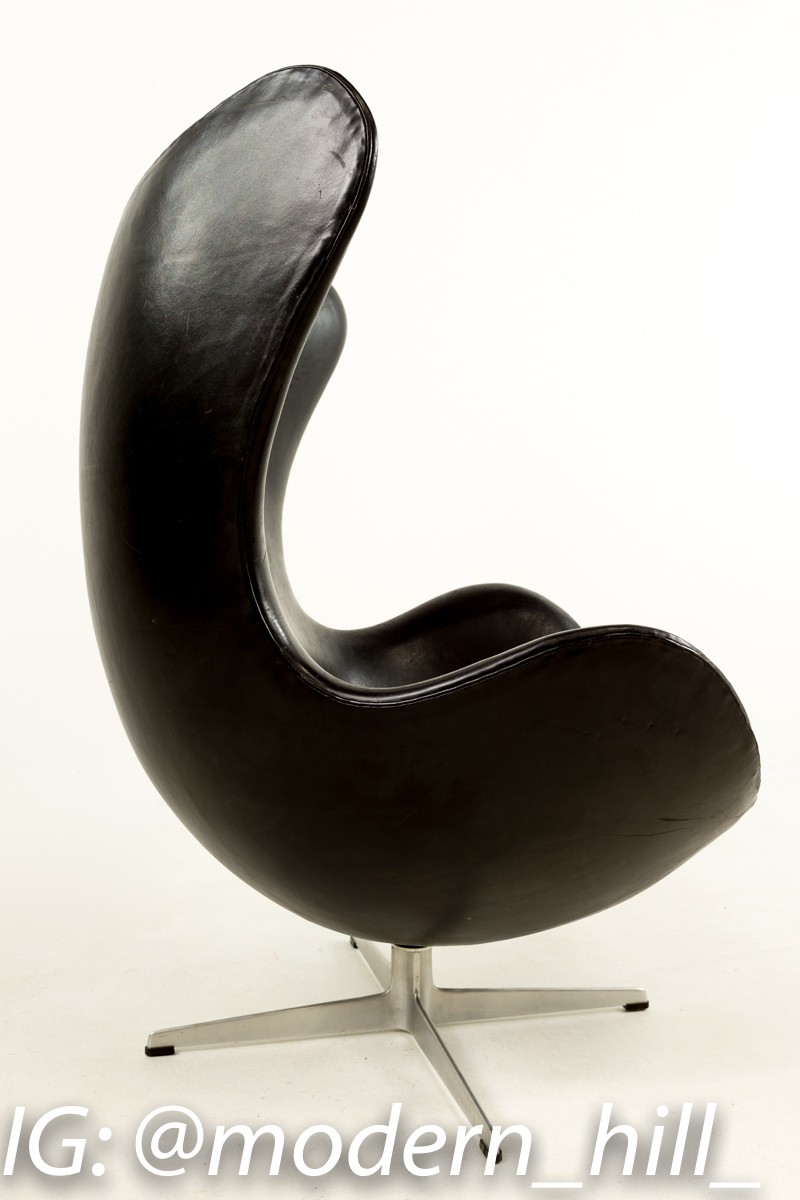 Original 1960s Leather Egg Chair & Ottoman Designed by Arne Jacobsen for Fritz Hansen