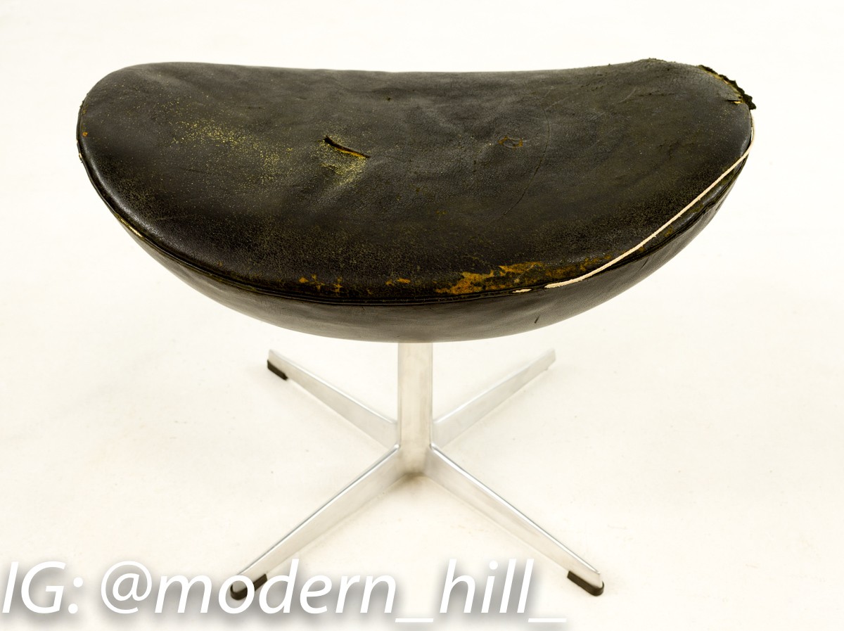 Original 1960s Leather Egg Chair & Ottoman Designed by Arne Jacobsen for Fritz Hansen
