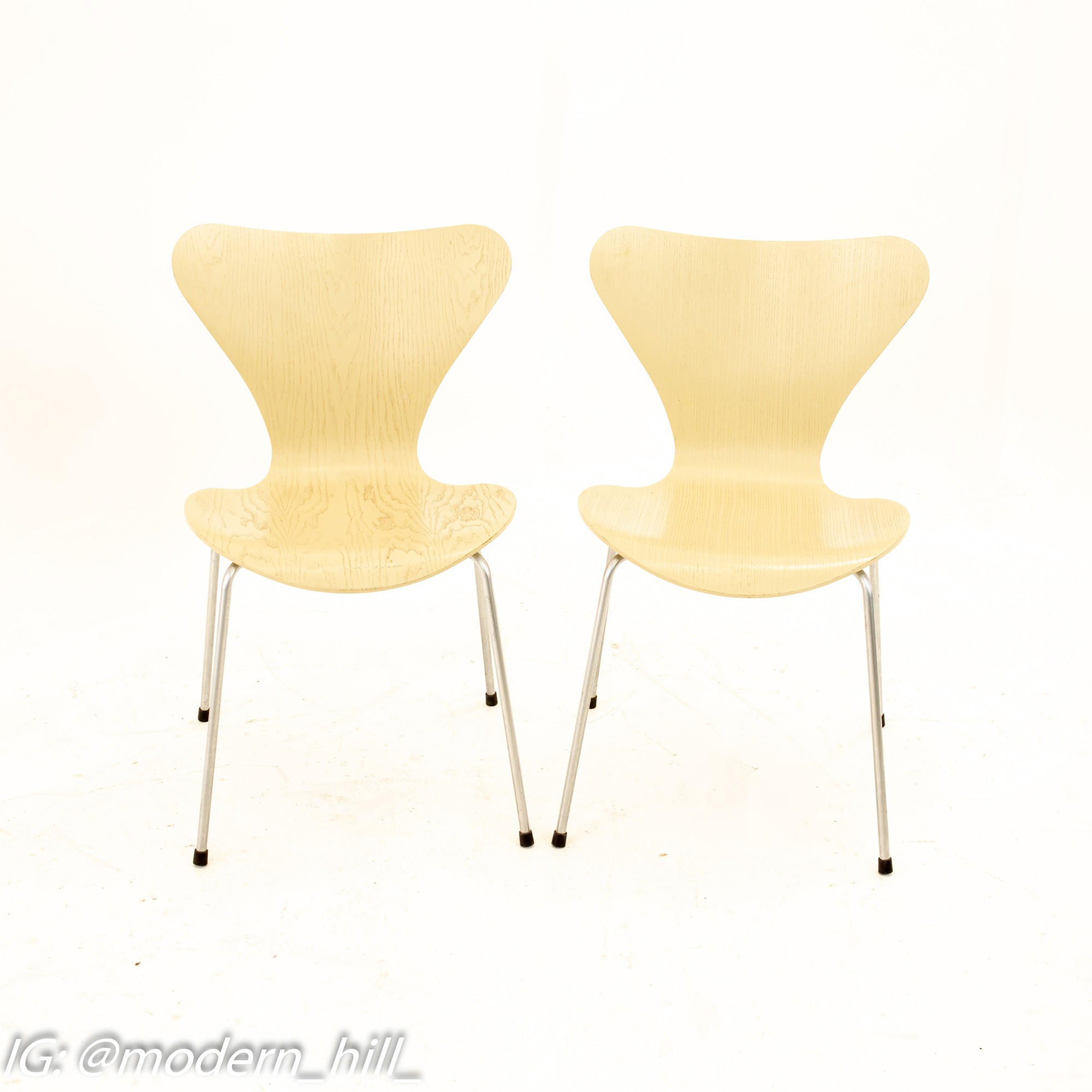 Arne Jacobsen for Fritz Hansen Mid Century Modern Series 7 Chairs - Set of 2