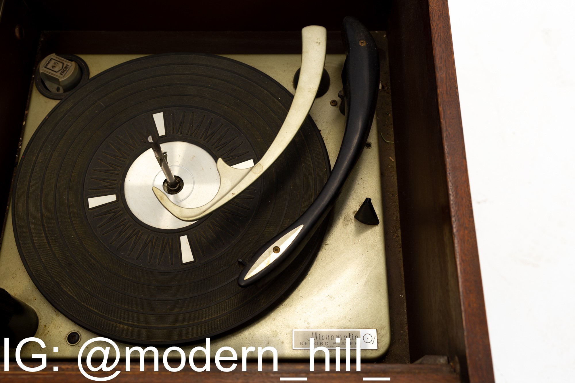 Magnavox Mid Century Record Player Stereo Media Console