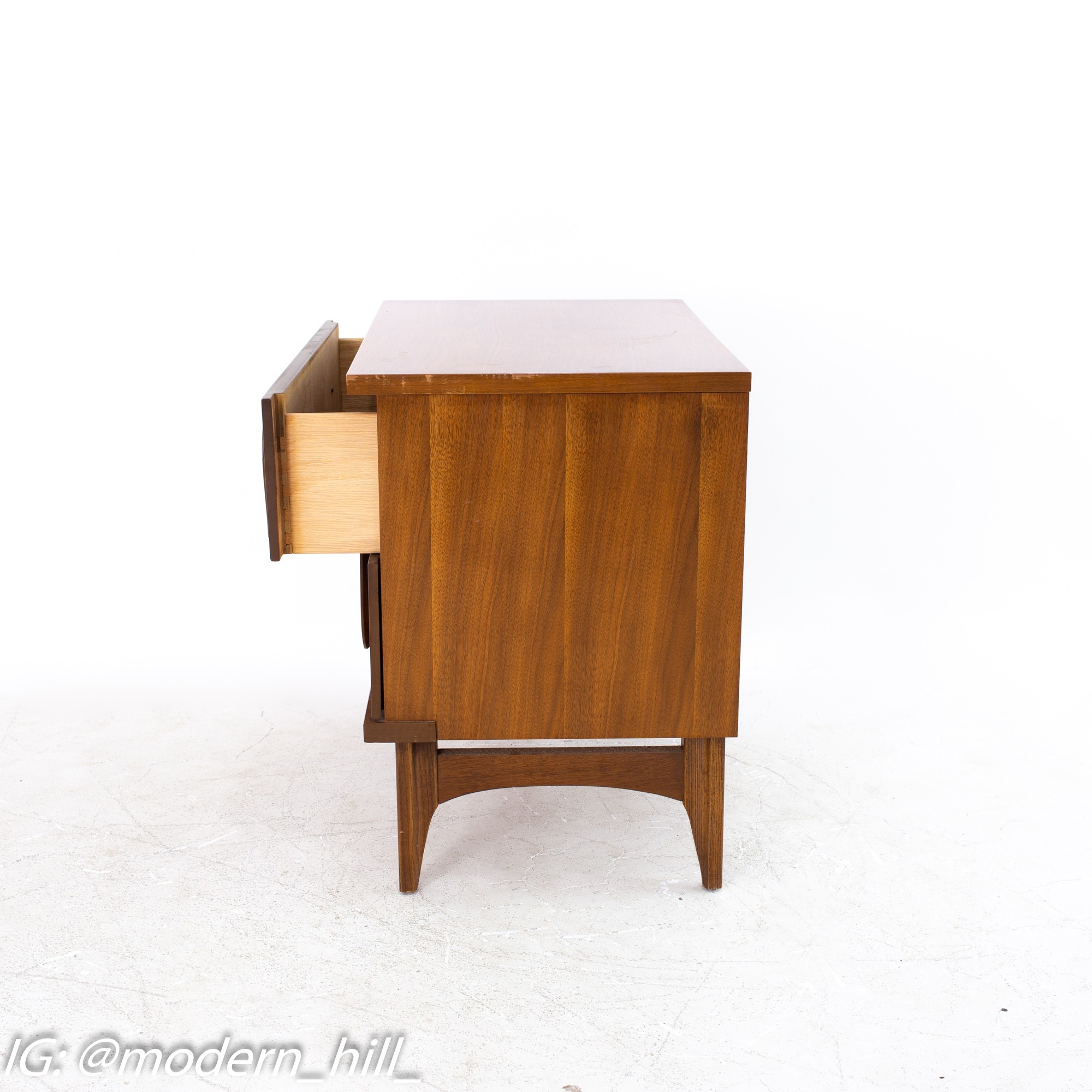 Merton Gershun Style Bassett Furniture Mid Century Walnut Nightstand