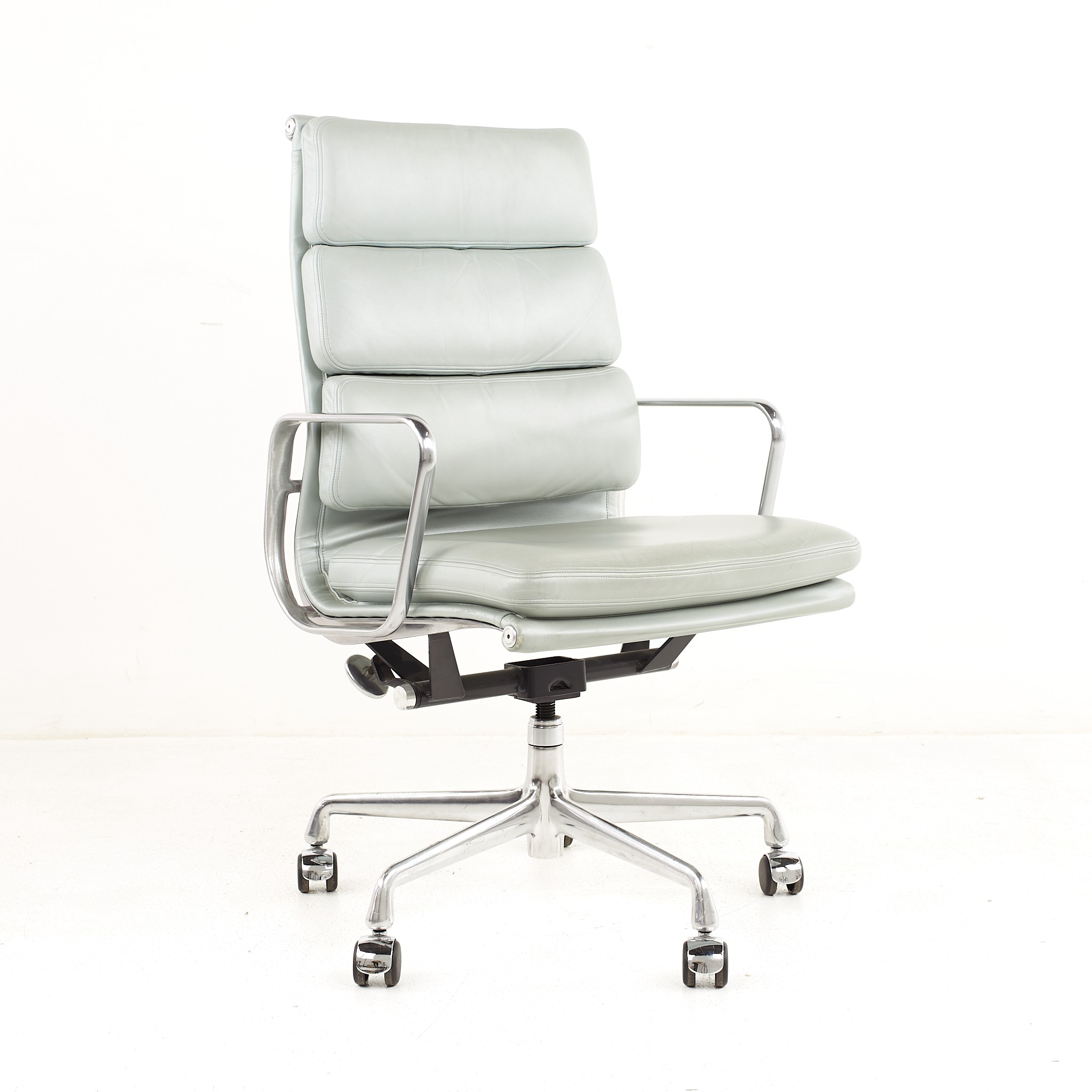 Eames Mid Century Soft Pad Chair
